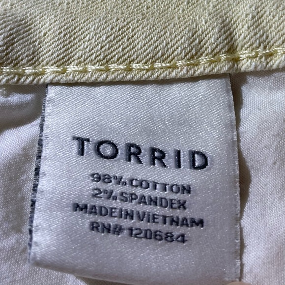 Torrid Cream Distressed Cut Off Raw Hem
Shorts Size 26 - Picture 9 of 11